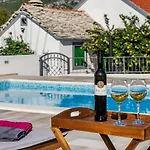 House Camellia With Fenced Pool And Playground Vakantiehuis