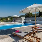 Vakantiehuis House Camellia With Fenced Pool And Playground Blizna Donja