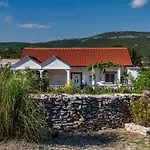 House Camellia With Fenced Pool And Playground * Blizna Donja