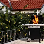 House Camellia With Fenced Pool And Playground Vakantiehuis