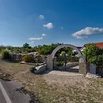 House Camellia With Fenced Pool And Playground *