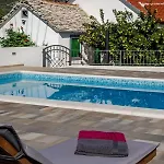 House Camellia With Fenced Pool And Playground Vakantiehuis *