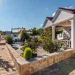 House Camellia With Fenced Pool And Playground Vakantiehuis Blizna Donja
