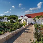 House Camellia With Fenced Pool And Playground Vakantiehuis *