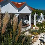 House Camellia With Fenced Pool And Playground * Blizna Donja