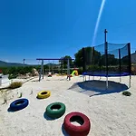 Vakantiehuis House Camellia With Fenced Pool And Playground
