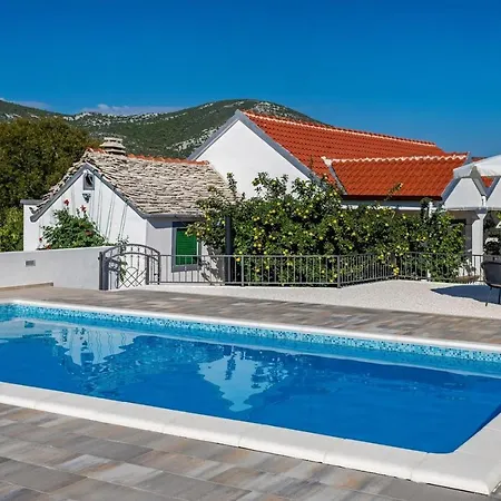 House Camellia With Fenced Pool And Playground *