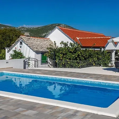 House Camellia With Fenced Pool And Playground *
