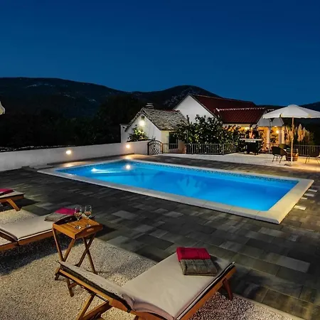 Dom wakacyjny House Camellia With Fenced Pool And Playground