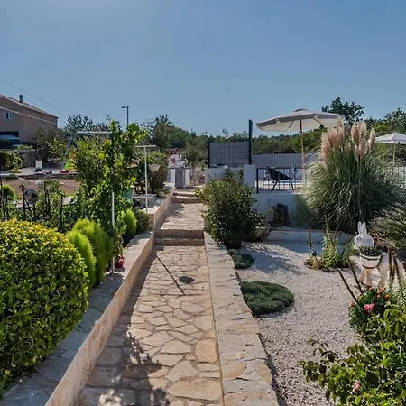House Camellia With Fenced Pool And Playground Dom wakacyjny