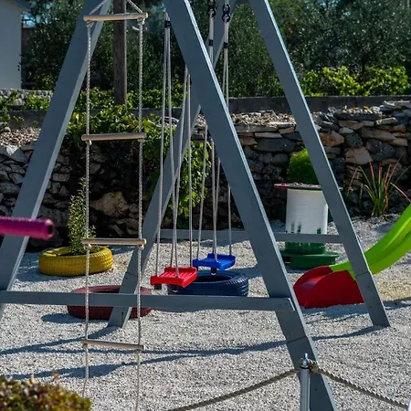 House Camellia With Fenced Pool And Playground Dom wakacyjny