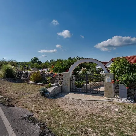 House Camellia With Fenced Pool And Playground *