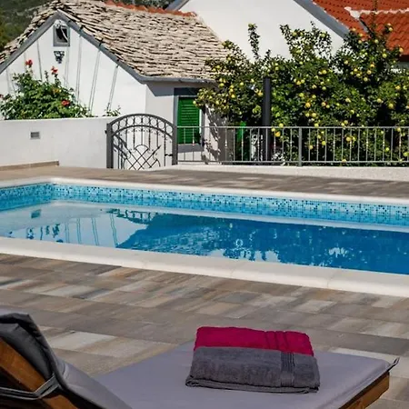 House Camellia With Fenced Pool And Playground Casa vacanze *