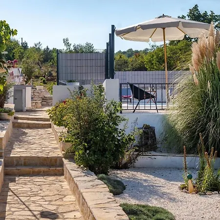 House Camellia With Fenced Pool And Playground * Blizna Donja