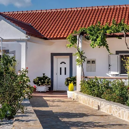 House Camellia With Fenced Pool And Playground * Blizna Donja