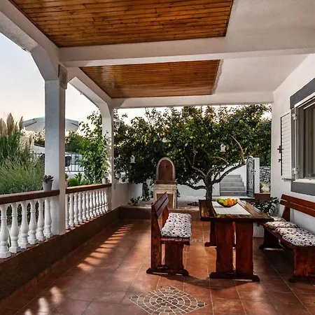 House Camellia With Fenced Pool And Playground *