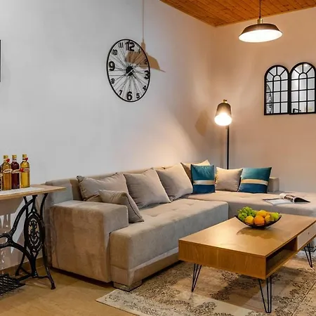 House Camellia With Fenced Pool And Playground بيت للعطل *