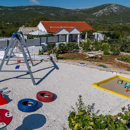 House Camellia With Fenced Pool And Playground Dom wakacyjny