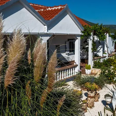 House Camellia With Fenced Pool And Playground * Blizna Donja
