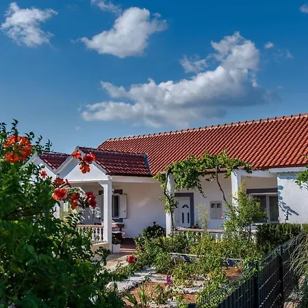 House Camellia With Fenced Pool And Playground Dom wakacyjny