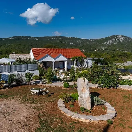 House Camellia With Fenced Pool And Playground * Blizna Donja