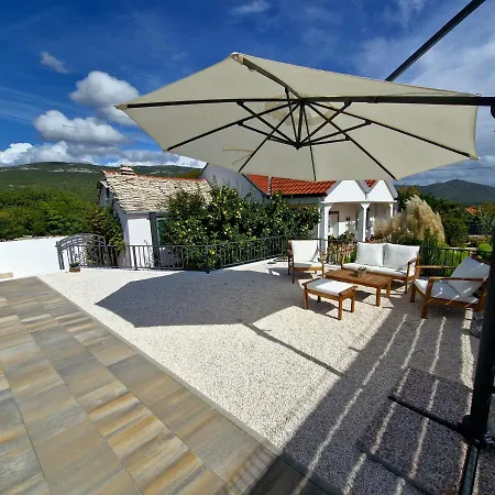 بيت للعطل House Camellia With Fenced Pool And Playground Blizna Donja