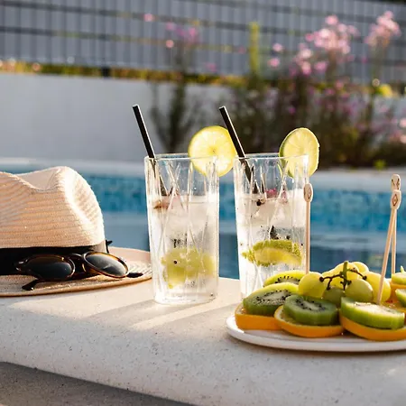 House Camellia With Fenced Pool And Playground Vakantiehuis